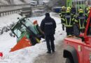 Oö: Winterdiensttraktor bei Geschäftszeile in Gmunden in Regenwassersickerbecken gestürzt
