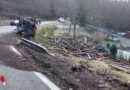 Nö: Holzladung bei Lkw-Unfall bei Hofamt Priel in Garten gekippt