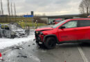 D: Zwei Leichtverletzte und brennendes Auto bei Unfall in Warburg