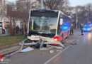 Wien: Autobus kollidiert mit Wegweiser und Beleuchtungsmast