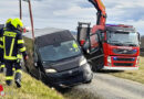 Bgld: Seitlich in Graben hängender Transporter in Loipersdorf-Kitzladen