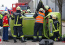 Oö: Feuerwehr befreit Lenker aus umgestürzten Auto in Wels