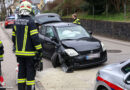 Oö: Auto kollidiert in Thalheim bei Wels mit Steinmauer