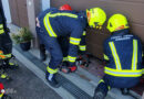 Oö: Menschenrettungseinsatz in Andorf → Feuerwehr schafft Zugang über Garage