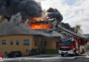 Stmk: 23 Feuerwehren bei Großbrand einer Produktionshalle in Übersbach in Fürstenfeld im Einsatz