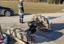 Nö: Pkw-Traktor-Zusammenstoß in Zwettl → vier Personen rettungsdienstlich versorgt, Traktor-Achse ausgerissen