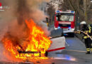 D: Pkw geht in Moers rund eine Stunde nach Auffahrunfall in Flammen auf