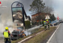 Nö: Schwerer Unfall in St. Georgen / Ybbsfelde → Pkws kollidierten und über Böschung geschleudert, E-Auto brannte immer wieder