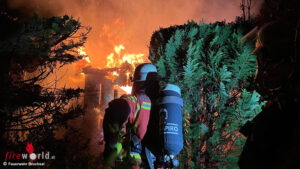 D: Gartenhtte in Kleingartenanlage ausgebrannt ? Feuerwehr Bruchsal im nchtlichen Einsatz
