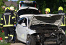 Oö: Auto bei Sattledt von schmaler Straße abgekommen und gegen Bäume gekracht