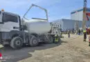 Nö: 4-Achs-Mischwagen in Aschbach-Markt in Baugrube gerutscht