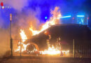 D: Pkw auf Parkplatz in Lage in Flammen
