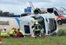 Nö: Silo-Sattelschlepper auf S 33 bei Herzogenburg in Feld gestürzt