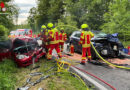 D: Feuerwehr rettet zwei Fahrzeuglenker aus Fahrzeugen nach schwerem Verkehrsunfall auf K7783