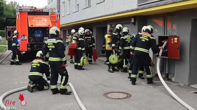 O-Frau-fl-chtet-mit-zwei-Kleinkindern-bei-Brand-in-Linzer-Wohnung-auf-Balkon