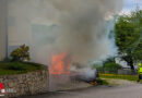 Oö: Fahrzeug-Vollbrand in Hauszufahrt in Herzogsdorf