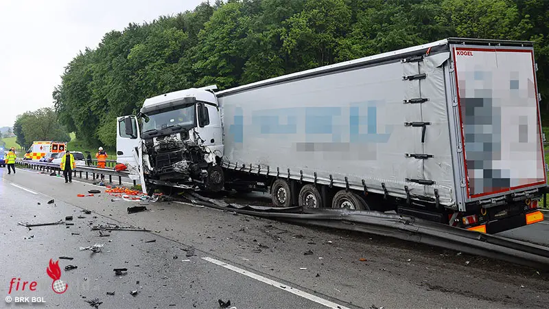 Bayern-Sattelzug-durchbricht-auf-A8-bei-Teisendorf-die-Mittelleitplanke-und-rammt-Auto-70-J-hriger-stirbt