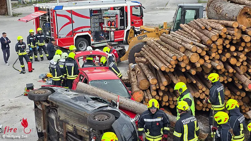 N-Feuerwehren-Ulmerfeld-Hausmening-und-Greinsfurth-sowie-Rotes-Kreuz-be-ben-Unfall-mit-Menschenrettung