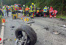 D: Sechs zum Teil schwerstverletzte Autoinsassen bei Pkw-Taxibus-Kollision auf Landesstraße 124