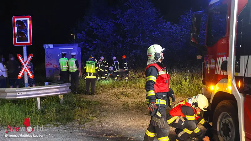O-Auto-steckte-hinter-Bahn-bergang-in-Thalheim-bei-Wels-in-B-umen-und-Str-uchern-fest