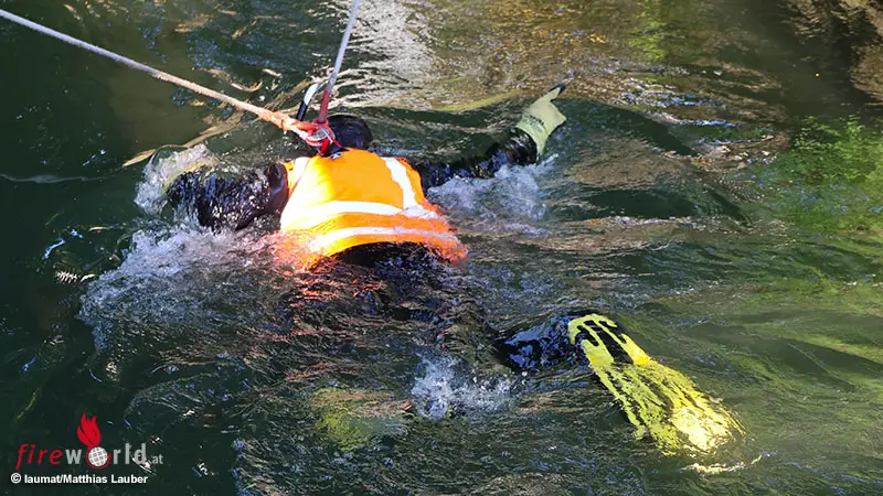 O-Taucheinsatz-nach-m-glicherweise-ins-Wasser-geworfener-Tatwaffe-im-M-hlbach-in-Wels