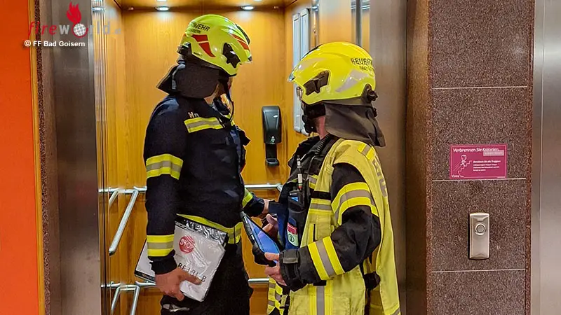 O-9-Personen-aus-Hotel-Aufzug-in-Bad-Goisern-befreit