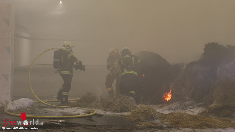 O-Feuer-in-einer-Messehalle-in-Wels