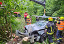 Oö: Auto bei Unfall auf B 130 bei St. Agatha gegen Baum geprallt und in Bachbett gelandet