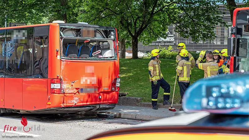 Bayern-Auffahrunfall-zweier-Linienbusse-Acht-Verletzte-bei-Busunfall-in-Berchtesgaden