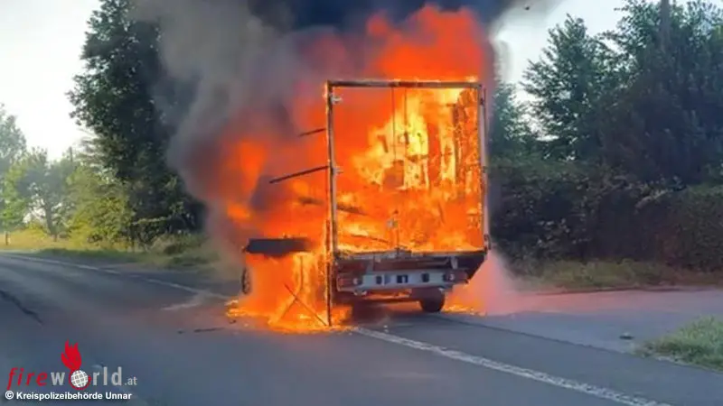 D-Elektro-Kleintransporter-in-Werne-in-Flammen-aufgegangen
