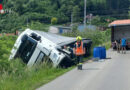 Stmk: Lkw in St. Stefan ob Leoben im Bachbett lehnend