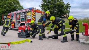 Bayern: Dreifachpremiere am Hochberg -Junge Mannschaft meistert das Leistungsabzeichen mit dem neuen Fahrzeug am neuen Feuerwehrhaus