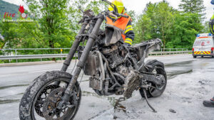 O: Motorrad geht nach Sturz in Micheldorf in Flammen auf