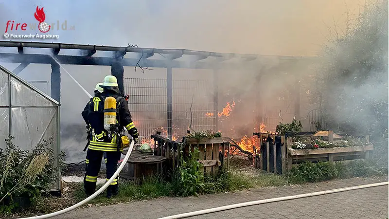 Bayern-Brennende-Holzpergola-auf-Schulgel-nde-in-Augsburg