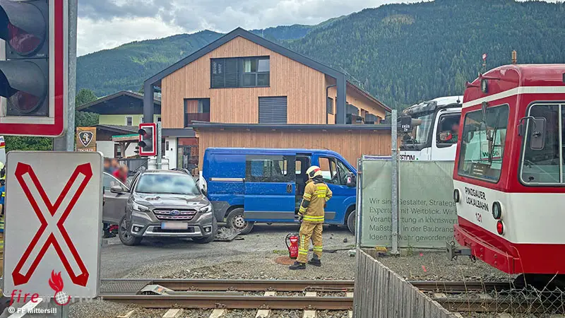 Sbg-Kollision-zwischen-Auto-und-Pinzgauer-Lokalbahn-in-Mittersill