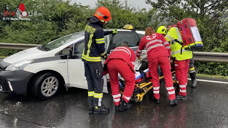 N-Fahrzeug-durch-Verkehrsunfall-auf-B21-ber-Leitschiene-in-Stra-engraben-geschleudert