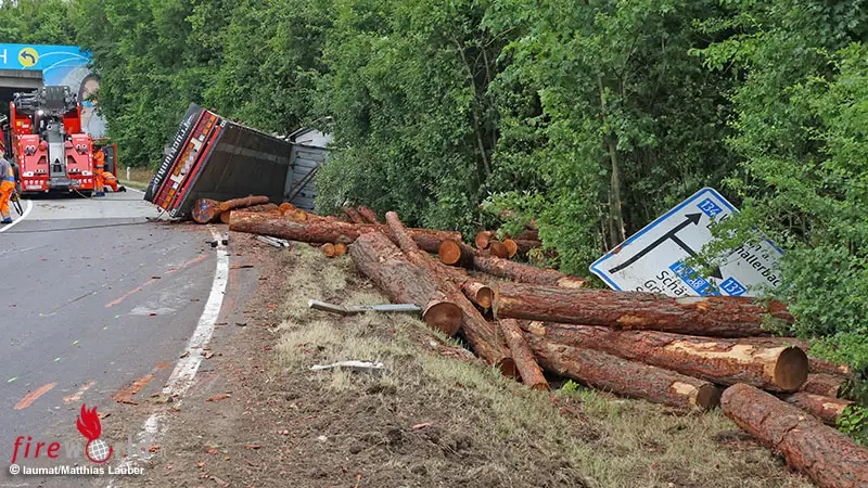 O-Holztransporter-auf-B-134-bei-Wallern-an-der-Trattnach-umgest-rzt