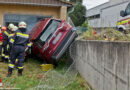 Nö: Pensionist verunfallt mit SUV auf einer Zufahrt und stürzt in ein tiefliegendes Grundstück – Feuerwehr befreit Lenker!