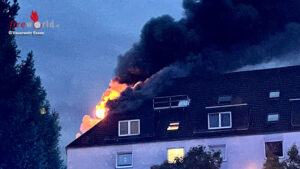 D: Ausgedehnter Wohnungsbrand in Essen greift auf Dachstuhl ber ? eine Person verstorben