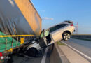 Nö: Pkw auf A 1 von Sattelschlepper auf Betonleitwand hängend eingeklemmt