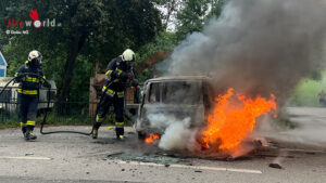 N: Vollbrand eines Autos auf der B 22 in Scheibbs