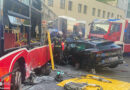 Wien: Pkw-Lenker nach wuchtiger Kollision mit Linienbus eingeklemmt