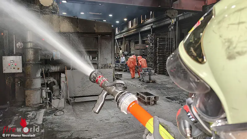 N-Hitzeentwicklung-bei-Reaktion-zweier-Chemikalien-in-Betrieb-in-Wiener-Neustadt