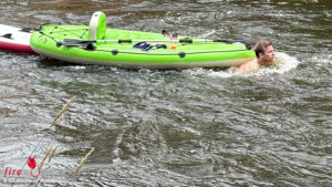 D: Feuerwehrmann und Notarzt springen zur Menschenrettung in Wildeshausen ins Wasser ? Mutter und Kind gerettet