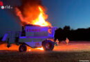D: Feuerwehr löscht brennenden Mähdrescher auf Feld