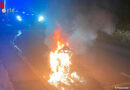 D: Brand eines Kleinkraftrades in der Nacht