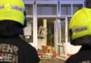 Oö: Feuerwehr- und Polizeieinsatz bei Bankomatsprengung bei Bankfiliale in Hofkirchen im Traunkreis im Einsatz