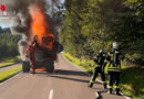 D: In Vollbrand stehender Bagger in Achern
