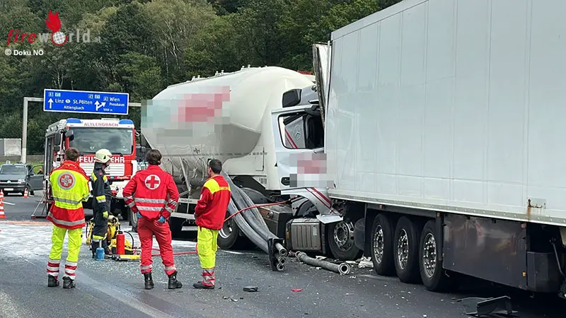 N-Ein-Toter-bei-Auffahrunfall-mit-zwei-Sattelschleppern-auf-der-A-21-bei-Hochstra-