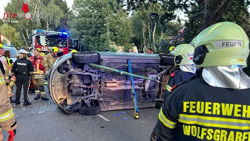 N-Pkw-touchiert-in-Laab-im-Walde-anderes-Auto-Pkw-in-Seitenlage